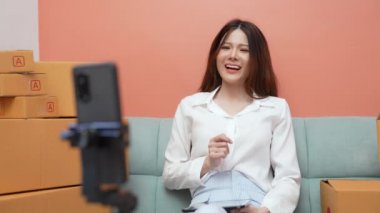 4k Kararlılığın iş konsepti. Asyalı kadınlar cep telefonlarını kullanarak internet üzerinden ürün satıyorlar.