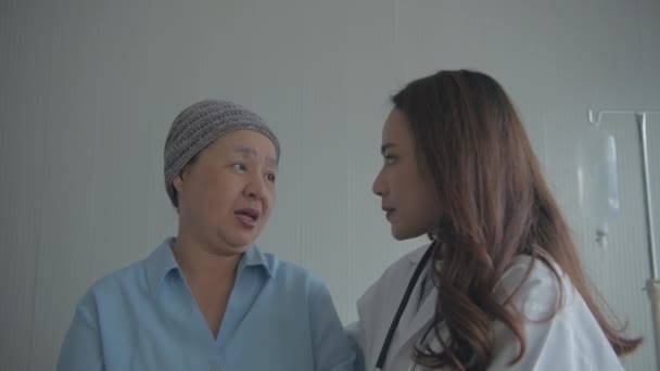 4K解像度の医学的概念 医者は患者を慰めている 入院がん治療 — ストック動画