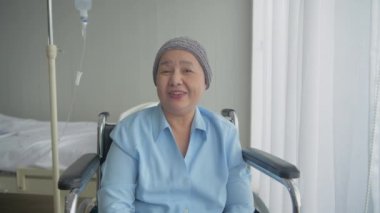 Sağlık konsepti 4k Çözünürlük. Hastayla hastanede mülakat yapılıyor. Asyalı kadınlar yorum yapıyor.