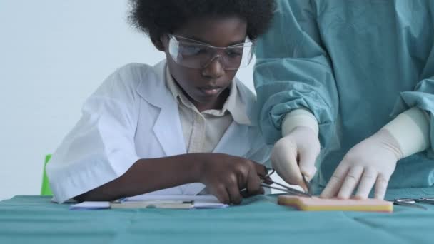 Conceito Educação Resolução Estudantes Medicina Praticam Sutura Feridas Sala Aula — Vídeo de Stock