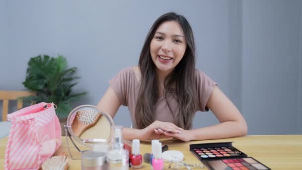 Concepto Vacaciones Resolución Asiático Niñas Están Enseñando Maquillaje Internet Casa — Vídeos de Stock