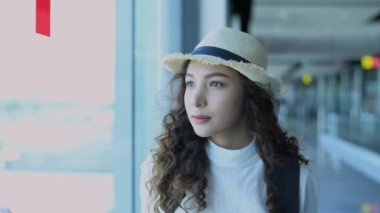 4k Kararlılığın Turizm konsepti. Yolcular terminaldeki yolculuklarına devam etmek için bekliyorlar..