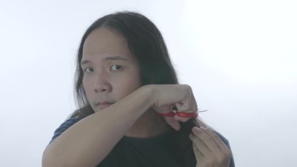 4K解像度のヘアケアコンセプト 白い背景にアジア系の男性が髪を切っている ストレスのための変更ヘアスタイルが克服 — ストック動画