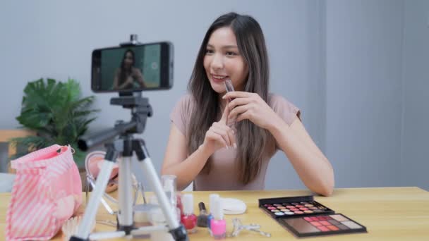 Concept Vacances Résolution Les Filles Asiatiques Enseignent Maquillage Sur Internet — Video