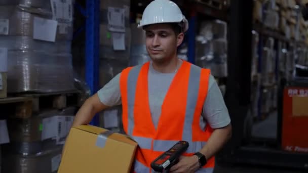 4K解像度のビジネスコンセプト 従業員は倉庫内で商品を移動しています — ストック動画