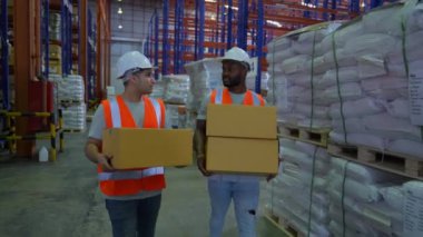 4k Kararlılığın iş konsepti. Depoda birlikte çalışan çalışanlar. Malları tutan personel.