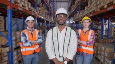 4k Kararlılığın iş konsepti. Afrikalı bir adam güvenle kollarını bir depoda kavuşturdu..