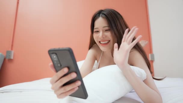 Tatil Konsepti Çözünürlük Asyalı Kızlar Yatak Odasında Cep Telefonlarıyla Oynuyorlar — Stok video