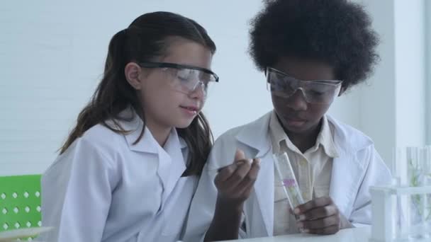 Vzdělávací Koncept Resolution Mladí Studenti Experimentují Znalostmi Vědy Spolupráce Laboratoři — Stock video