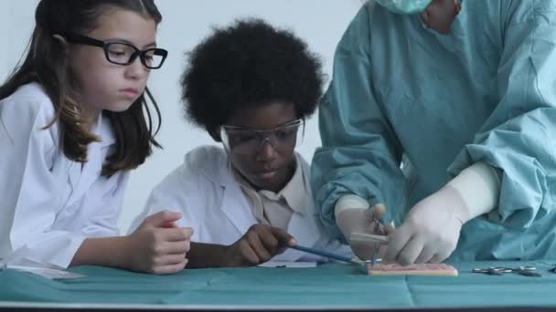 Conceito Educação Resolução Estudantes Medicina Praticam Sutura Feridas Sala Aula — Vídeo de Stock