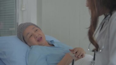 4k çözünürlüğünün tıbbi konsepti. Doktor hastane odasında hastanın durumunu kontrol ediyor..