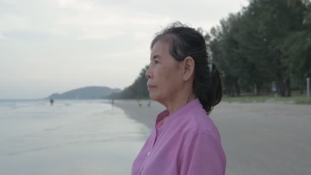 Concetto Viaggio Risoluzione Una Vecchia Asiatica Respira Felicemente Sulla Spiaggia — Video Stock