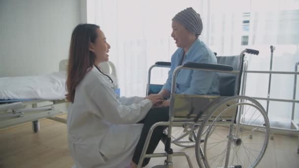 Медицинская Концепция Разрешения Врач Утешает Пациента Специальный Уход — стоковое видео