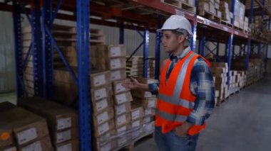 4k Kararlılığın iş konsepti. Müdür depoda çalışma sürecini açıklıyor..