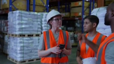 4k Kararlılığın iş konsepti. Çalışanlar depoda işbirliği yapmayı planlıyor. sanayi işi.