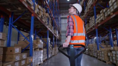 4k Kararlılığın iş konsepti. Çalışanlar malları depoya taşıyorlar..