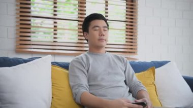 Aile kavramı 4k Kararlılığı. Oğlu oturma odasında babası için bir sürpriz yapıyor. Çocuk oyunu. çocukluk sevimliliği.