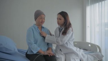 4k çözünürlüğünün tıbbi konsepti. Doktor hastanedeki hastayı muayene ediyor..