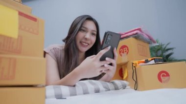 4k Kararlılığın iş konsepti. Müşterilerle bağlantı kurmak için cep telefonu kullanan Asyalı kadın.