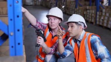 4k Kararlılığın iş konsepti. Çalışanlar depodaki malları denetlemek için birlikte çalışıyorlar..