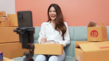 4k Kararlılığın iş konsepti. Asyalı kadınlar cep telefonlarını kullanarak internet üzerinden ürün satıyorlar.