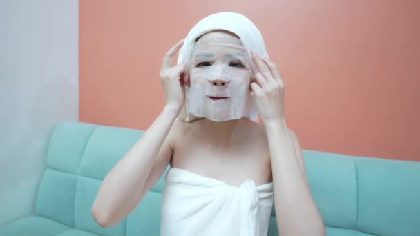 Spa的4K解析度概念 房子里戴着面具的亚洲女人 面部皮肤护理 血清恢复水分 — 图库视频影像