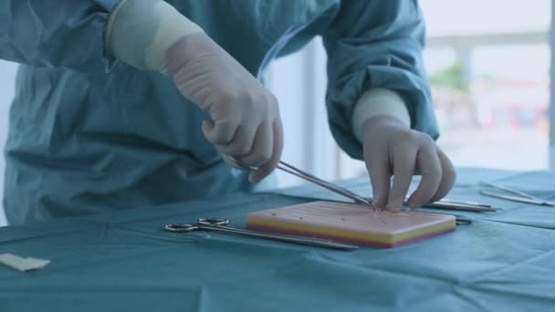 Bildungskonzept Der Auflösung Ein Arzt Übt Nähte Mit Einem Praxisapparat — Stockvideo