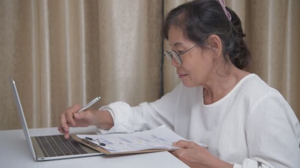 Conceptul Afaceri Rezoluției Asiatic Bătrână Doamnă Este Lucru Folosind Computer — Videoclip de stoc