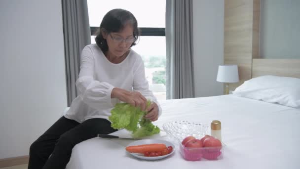 Conceito Saúde Resolução Uma Mulher Asiática Idosa Gosta Fazer Salada — Vídeo de Stock