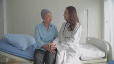 4k çözünürlüğünün tıbbi konsepti. Doktor hastayı teselli ediyor. Hastanede nekahat dönemi.