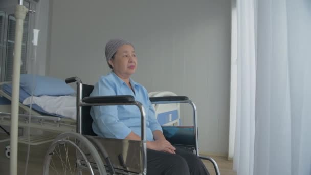 4K分辨率的健康概念 一位年迈的亚洲妇女正在医院等亲戚来探望她 一个人孤身一人 — 图库视频影像