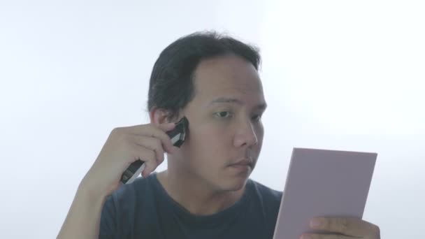 4K分辨率的头发护理概念 亚洲男人在白色背景上剪头发 改变发型以克服压力 — 图库视频影像