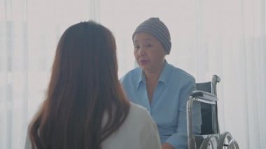 Sağlık konsepti 4k Çözünürlük. Kızı, annesini hastahanede hastalıkla savaşmaya teşvik ediyor..