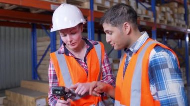 4k Kararlılığın iş konsepti. Çalışanlar depodaki malları denetlemek için birlikte çalışıyorlar..