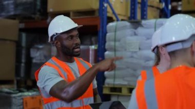 4k Kararlılığın iş konsepti. Çalışanlar depoda işbirliği yapmayı planlıyor. sanayi işi.