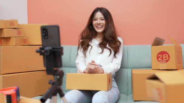 Επιχειρηματική Έννοια Του Ψηφίσματος Ασιατικές Γυναίκες Πωλούν Προϊόντα Απευθείας Σύνδεση — Αρχείο Βίντεο