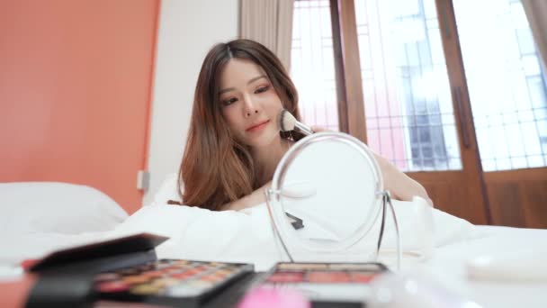 Conceito Beleza Resolução Meninas Asiáticas Fazem Maquiagem Cama Quarto — Vídeo de Stock