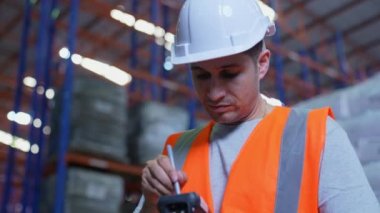 4k Kararlılığın iş konsepti. Çalışanlar sisteme ürün bilgileri topluyor. barkod tarayıcı.