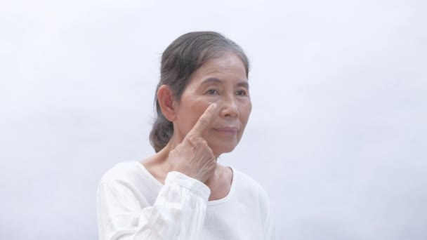 Αισθητική Έννοια Του Ψηφίσματος Ασιάτισσα Ηλικιωμένη Γυναίκα Που Βάζει Κρέμα — Αρχείο Βίντεο