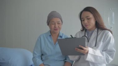 4k çözünürlüğünün tıbbi konsepti. Doktor hastane odasında hastanın durumunu kontrol ediyor..