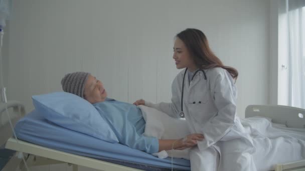 Orvosi Koncepció Felbontás Orvos Vigasztalja Beteget — Stock videók
