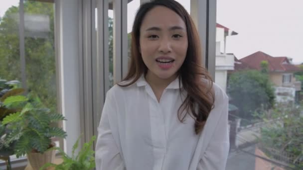 Holiday Concept Resolution Asian Woman Giving Interview Her Home — Stock Video