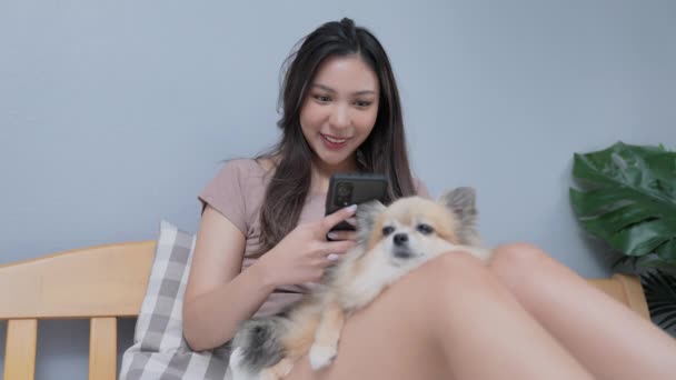 假日4K解像度的概念 在卧室里玩手机的亚洲女孩 — 图库视频影像