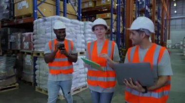 4k Kararlılığın iş konsepti. Depoda birlikte çalışan çalışanlar..