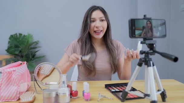 假日4K解像度的概念 亚洲女孩在家里的网上教化妆 — 图库视频影像