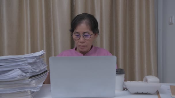 Concepto Negocio Resolución Asiática Anciana Está Trabajando Utilizando Ordenador Casa — Vídeo de stock