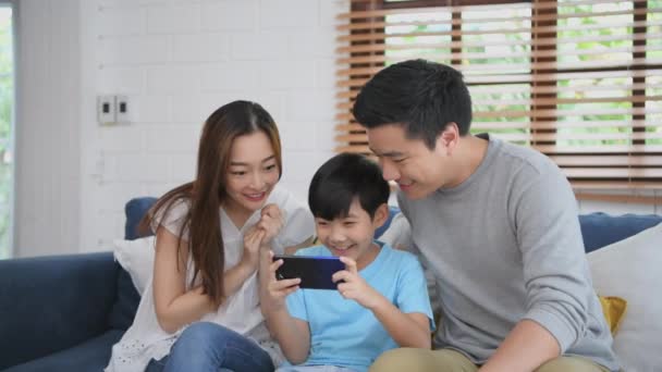 Rodinný Koncept Resolution Rodiče Povzbuzují Svého Syna Aby Hrál Hry — Stock video