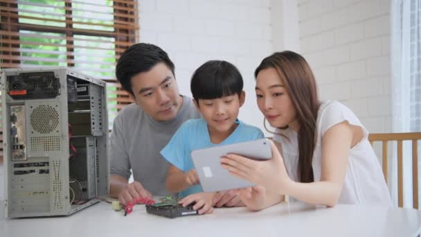 Rodzinna Koncepcja Rozdzielczości Rodzice Zachęcają Swoich Synów Nauki Naprawiania Komputerów — Wideo stockowe