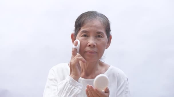 Концепция Красоты Resolution Азиатская Пожилая Женщина Счастливо Наносила Порошок Лицо — стоковое видео