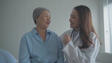 4k çözünürlüğünün tıbbi konsepti. Doktor hastayı teselli ediyor. Hastaneye yatırma, kanser tedavisi.